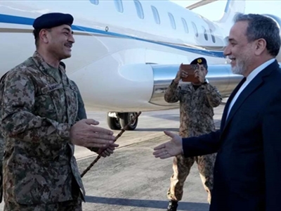 عراقجي مستقبلا قائد الجيش الباكستاني في طهران