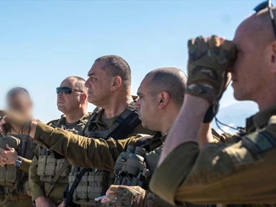 صورة نشرها الجيش الاسرائيلي لرئيس أركانه إيال زامير على الحدود مع لبنان امس