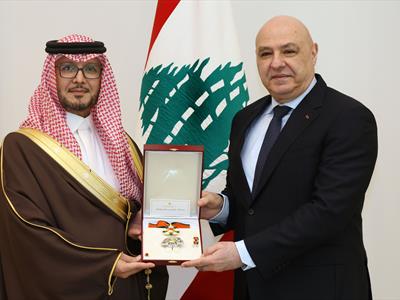 الرئيس عون يقدم للسفير بخاري وسام الارز الوطني من رتبة ضابط أكبر تقديراً لجهوده في تعزيز العلاقات بين المملكة العربية السعودية ولبنان