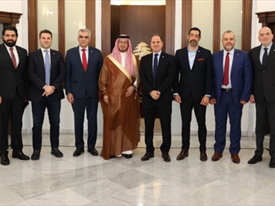 السفير بخاري متوسطاً الجميّل والوفد الكتائبي