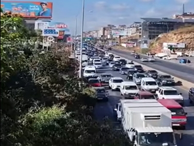 زحمة سيارات النازحين على طريق صيدا عائدين الى قراهم الجنوبية