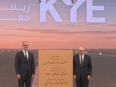 .. وأمام اللوحة التذكارية مع الوزير رسامني