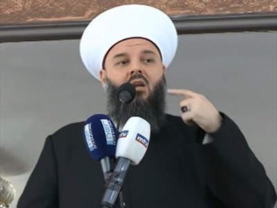 الشيخ د. حسن مرعب خلال إلقاء خطبته في جامع الإمام علي