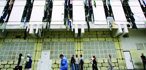 وفد قضائي لبناني إلى دمشق لحلّ أزمة السجناء السوريين