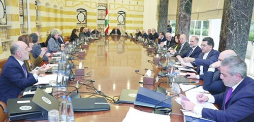 ضغوطٌ على عون "الصامت"... وهل يُقاطع وزراء "الثنائي" الجلسة؟