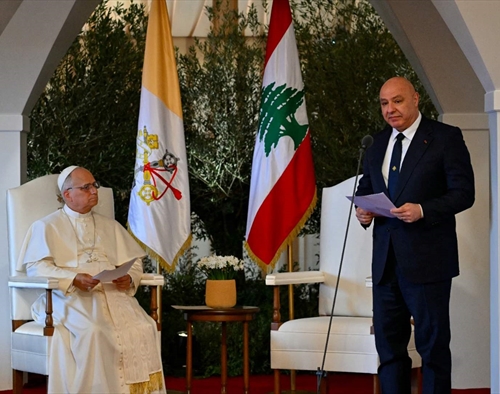 البابا مغادراً: لِتَتَوَقَّف الأعمال العدائية وليَكُن السّلامُ طريقنا  عون في وداعه: شعبنا قرّر الصمودَ بالمحبةِ والسلامِ والحق