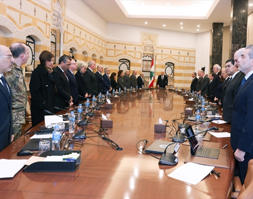 مجلس الوزراء يقرّر حظر نشاطات حزب الله الأمنية والعسكرية وإلزامه بتسليم سلاحِه والاستعداد لإستئناف المفاوضات