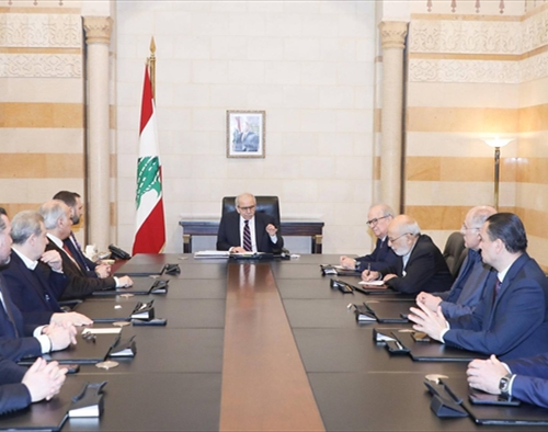 سلام تلقّى اتصالاً من ماكرون وتبلّغ تأييد «اللقاء الديموقراطي» لقرارات الحكومة