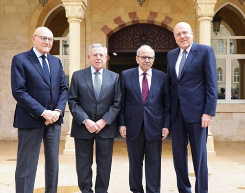 سلام التقى رؤساء الحكومة السابقين وترأس اجتماعاً وزارياً