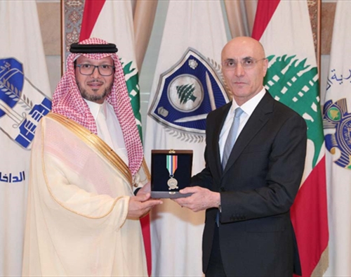 لقاء وداعي بين بخاري والحجار ورجّي وميدالية وزارة الداخلية تقديراً لدوره