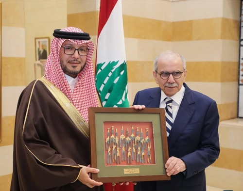 السفير بخاري جال على الرؤساء الثلاثة مودّعاً وعون قلّده وسام الأرز الوطني «تقديراً لجهوده»