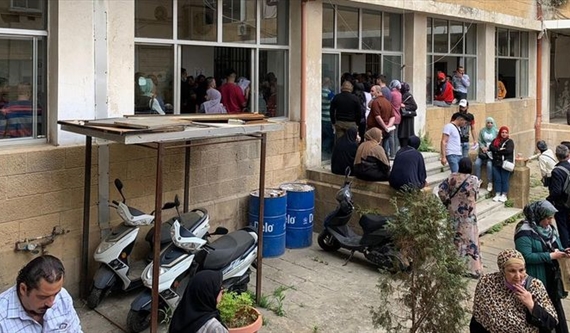 مواطنون طرابلسيون ينتظرون دورهم في سرايا طرابلس للحصول على بطاقة هوية تسمح لهم بالاقتراع