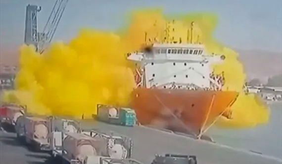 لحظة سقوط صهريج المادة الغازية السامة صفراء اللون في ميناء العقبة