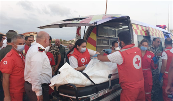 عناصر الصليب الأحمر يتسلمون جثث ضحايا «مركب الموت»
