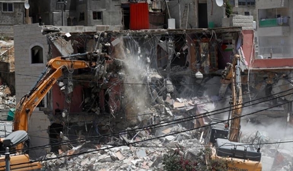 آليات إسرائيلية تهدم مبنى سكنياً لعائلة الرجبي في سلوان في القدس