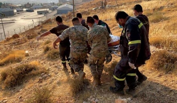عناصر من الجيش اللبناني والدفاع المدني ينقلون جثمان سورية توفيت أثناء تهريبها عبر الحدود (أرشيفية)