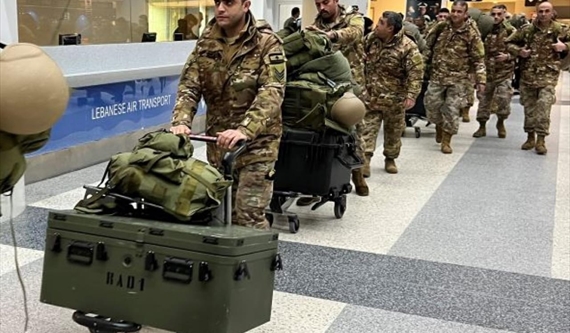 جنود من فوج الهندسة في الجيش اللبناني يتجهون من مطار رفيق الحريري إلى تركيا للمساهمة بجهود الإنقاذ