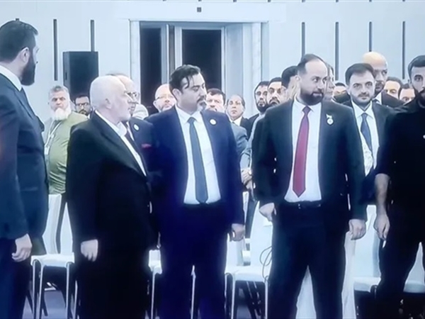 أحد أبرز المؤيّدين لبشار الأسد.. بالفيديو من هو الشيخ الذي عاتب أحمد الشرع؟