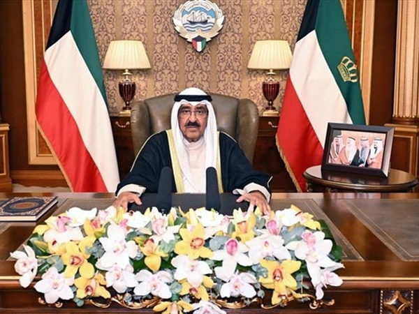 أمير الكويت يتعهد بإعادة الديموقراطية في «ثوبها الجديد»
