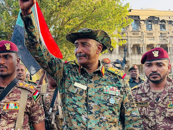 البرهان يدخل قصر الرئاسة في الخرطوم
