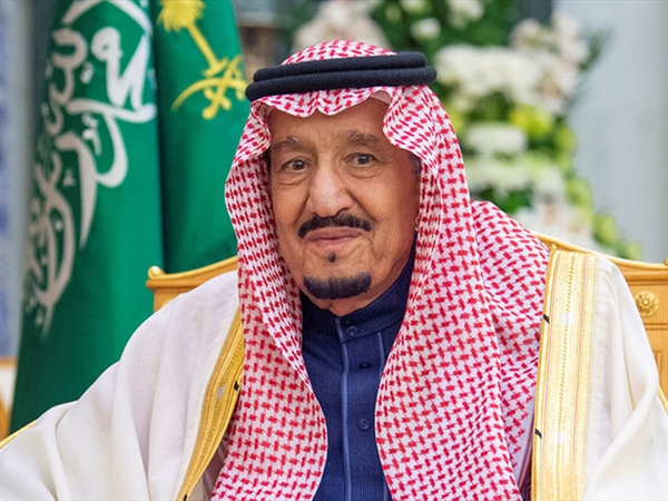 خادم الحرمين يهنئ المسلمين بعيد الفطر ويشكر الموظفين على تيسير العمرة