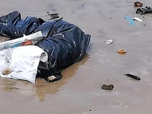 جثة متحلّلة داخل كيس أسود على شاطىء المنية