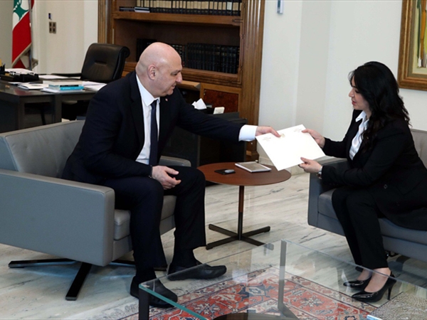 عون يتسلم دعوة لزيارة العراق.. واتصالات لتذليل العقبات أمام التصدير إلى الخليج