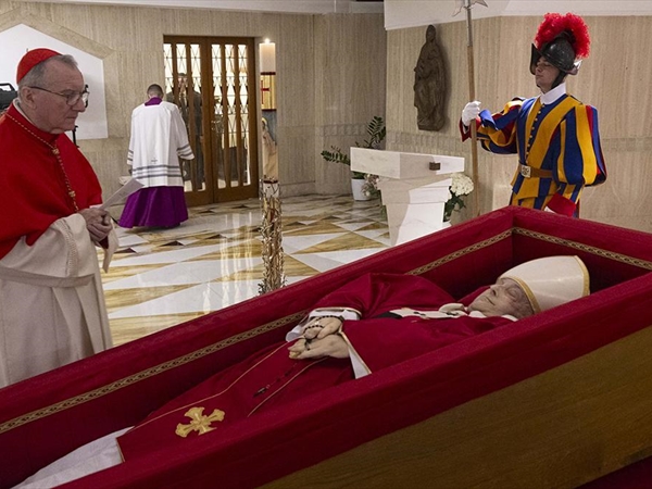 160 زعيماً ووفداً يشاركون في تشييع البابا اليوم