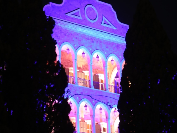 جمعية open minds  تقوم باضاءة  واجهة السراي الحكومي