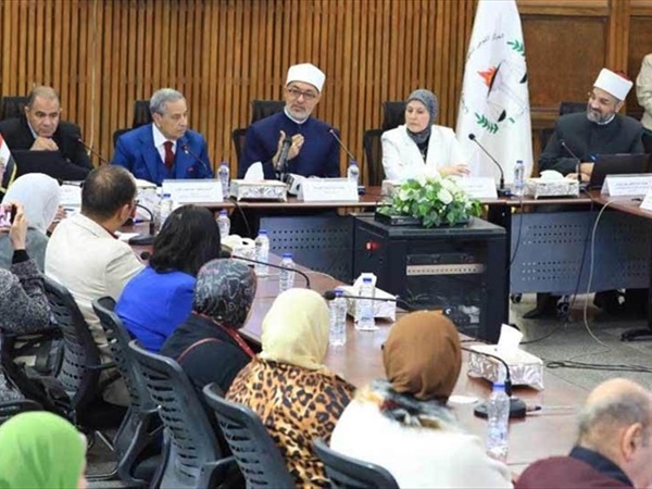 في ورشة عمل عن قضايا الأسرة.. مفتي مصر يؤكّد: الحديث عن الأسرة من أوجب الواجبات لما تواجهه من تحدّيات فكرية وثقافية ممنهجة