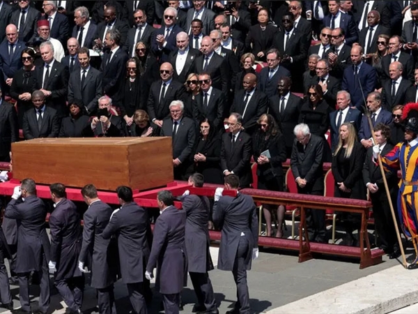 تشييع تاريخي للبابا فرنسيس.. وإقفال الأبواب لانتخاب الخلف