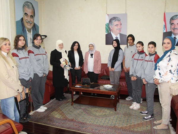 الحريري تسلَّمت من الطلاب النسخة الأولى من كتيِّب «رفيق الحريري في عيون الأجيال»