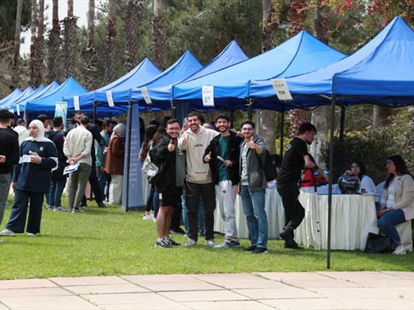 معرض التوظيف المهني في جامعة رفيق الحريري