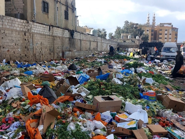 حصار سوق الخضار بالجملة بالنفايات مستمر وبلدية الغبيري تمنع الشاحنات من الدخول لرفعها