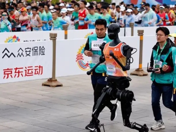 روبوتات تنافس البشر في ماراثون بكين