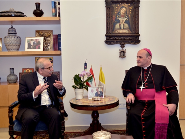 سلام عزّى بالبابا وإطمأن لصحة الراعي والتقى وفوداً: ميزة لبنان أن يكون أرضاً وأهلاً للحوار بين الأديان