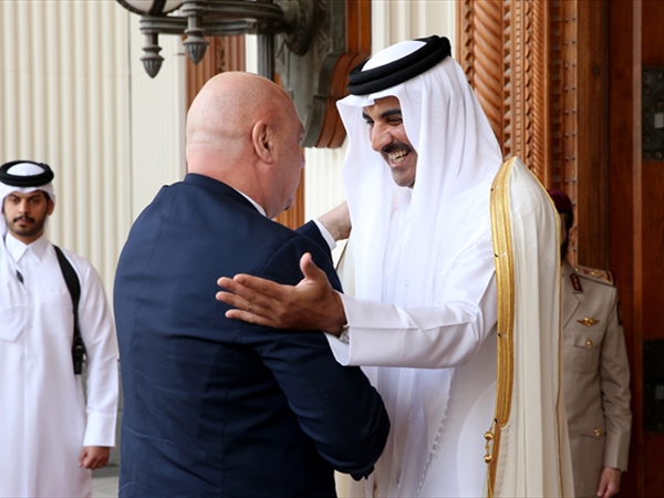 عون يعود بدعم مالي من قطر ويتصل بالملك عبد الله.. واحتواء الأزمة مع بغداد