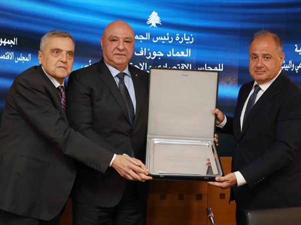 عون في الفاتيكان بعد لقاء «المجلس الاقتصادي» ورسالة عراقية: الحل الديبلوماسي مهم بعدما ملّ اللبنانيون الحروب