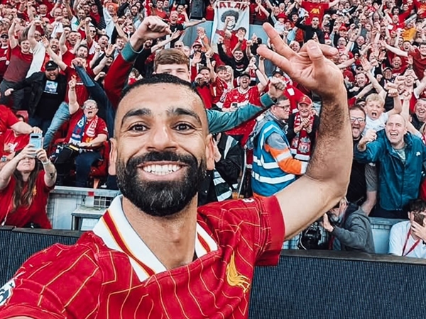 المصري صلاح يسرق الاضواء باحتفالات تتويج ليفربول!