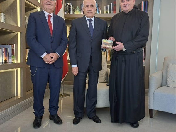 الرئيس سليمان قصة عزة وطن وشموخ جبل وكرامة شعب.