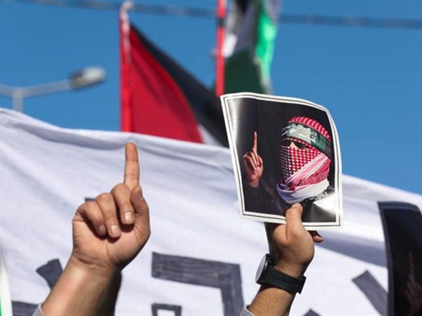 أبو عبيدة يعلن قراراً مفاجئاً بشأن الأسرى بغزة