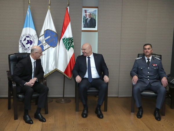 عون يزور الأمن العام والأمن الداخلي: نفذوا القوانين وحققوا مصلحة لبنان فقط