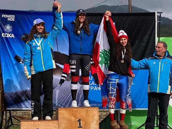 ساره زيدان ترفع علم لبنان بتزلج اليونان