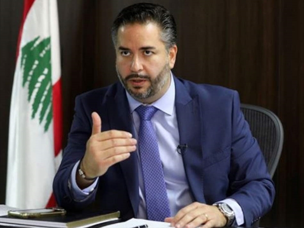 أمين سلام خارج نقابة المحامين في طرابلس