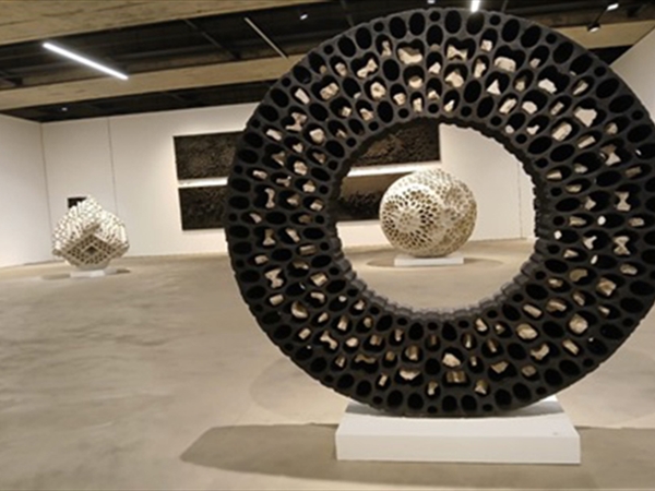 معرض الفنان آنشار بصبوص.. «شظايا القمر الأسود»: مشهد من الأنقاض والظلال، بين جدلية العالم المادي والذاكرة والدمار