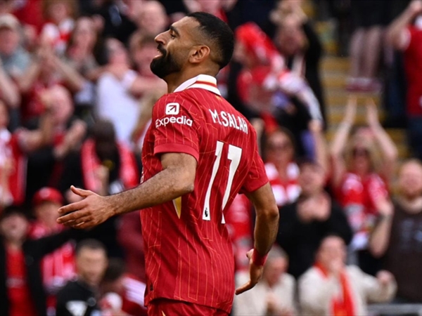 ليفربول يسحق توتنهام ويتوج رسمياً بطلاً للدوري الانكليزي..