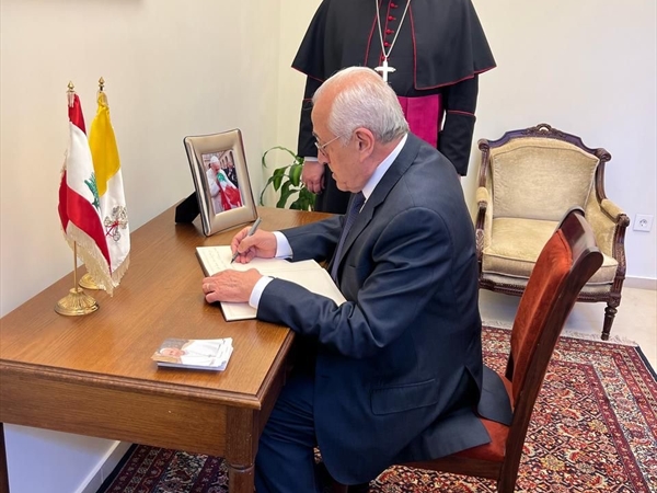 الرئيس سليمان معزياً برحيل البابا : أُعرب عن امتناني للشرف الذي لا يُقدّر بثمن الذي نلته بمعرفتي بالبابا فرنسوا