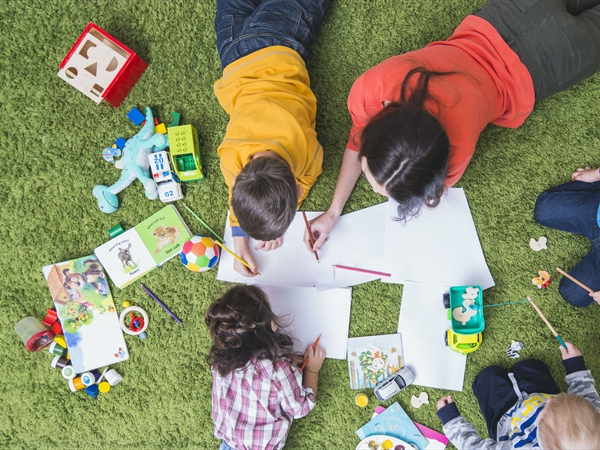 أهمية تعليم الرسم في سن الطفولة