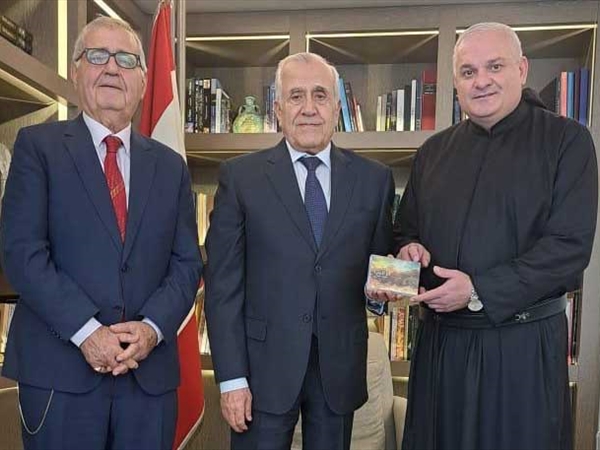 سليمان يتسلّم نسخة من شريط فيديو «أرز الرب»