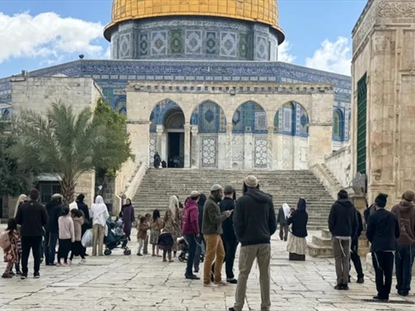 العالم يتفرَّج على وقف المساعدات.. والمستوطنون يعبثون بالمسجد الأقصى